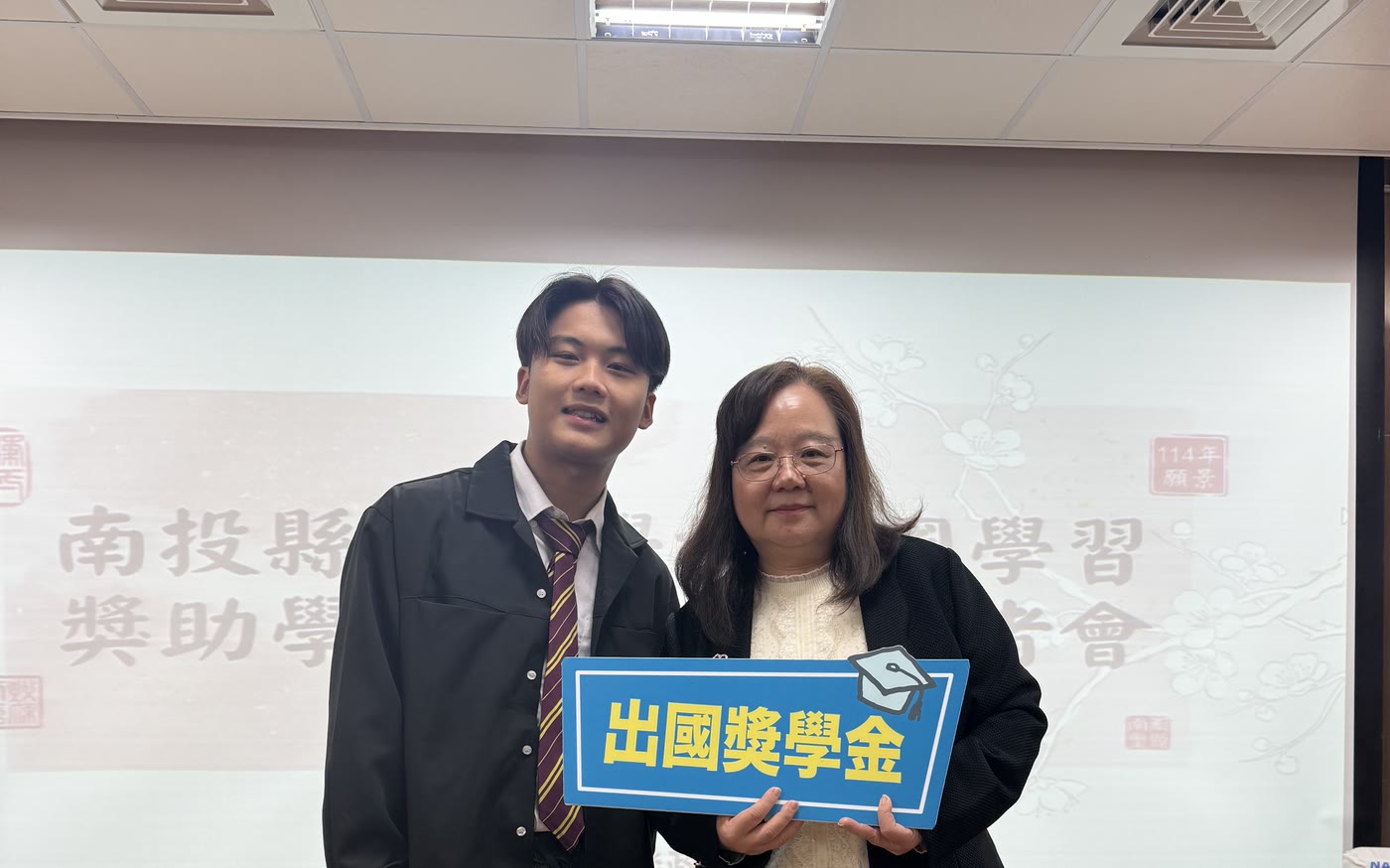 Tsung-Yuan receiving an overseas study scholarship