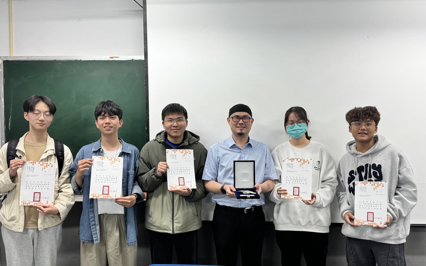 Tsung-Yuan and teammates with their professor after receiving IT Month awards