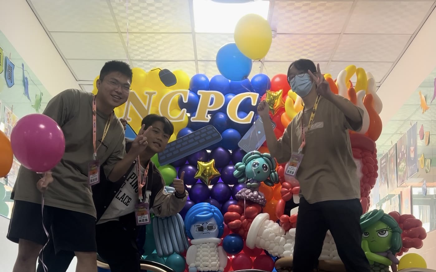 Tsung-Yuan and teammates at the NCPC national programming final